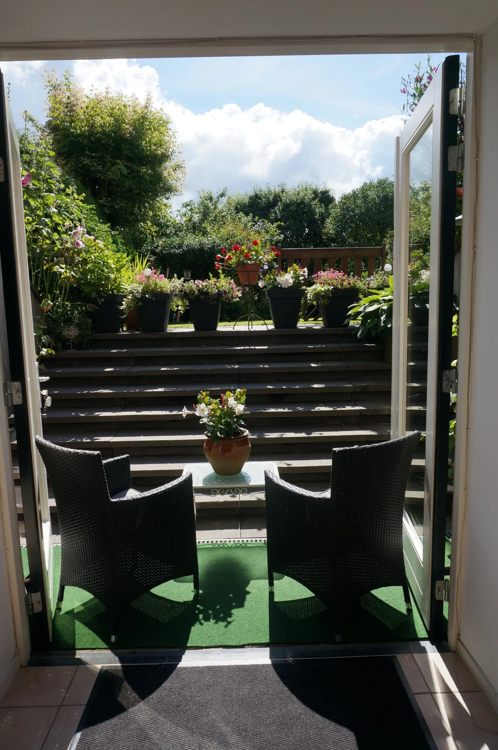 Openslaande deuren van de studio naar het eigen terras en de tuin
